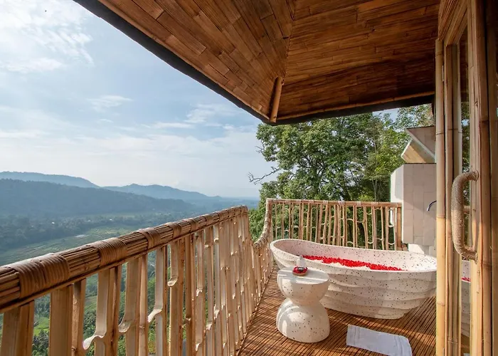 Villa Cliffside Bamboo Treehouse With Heated Pool And View Bungbungan
